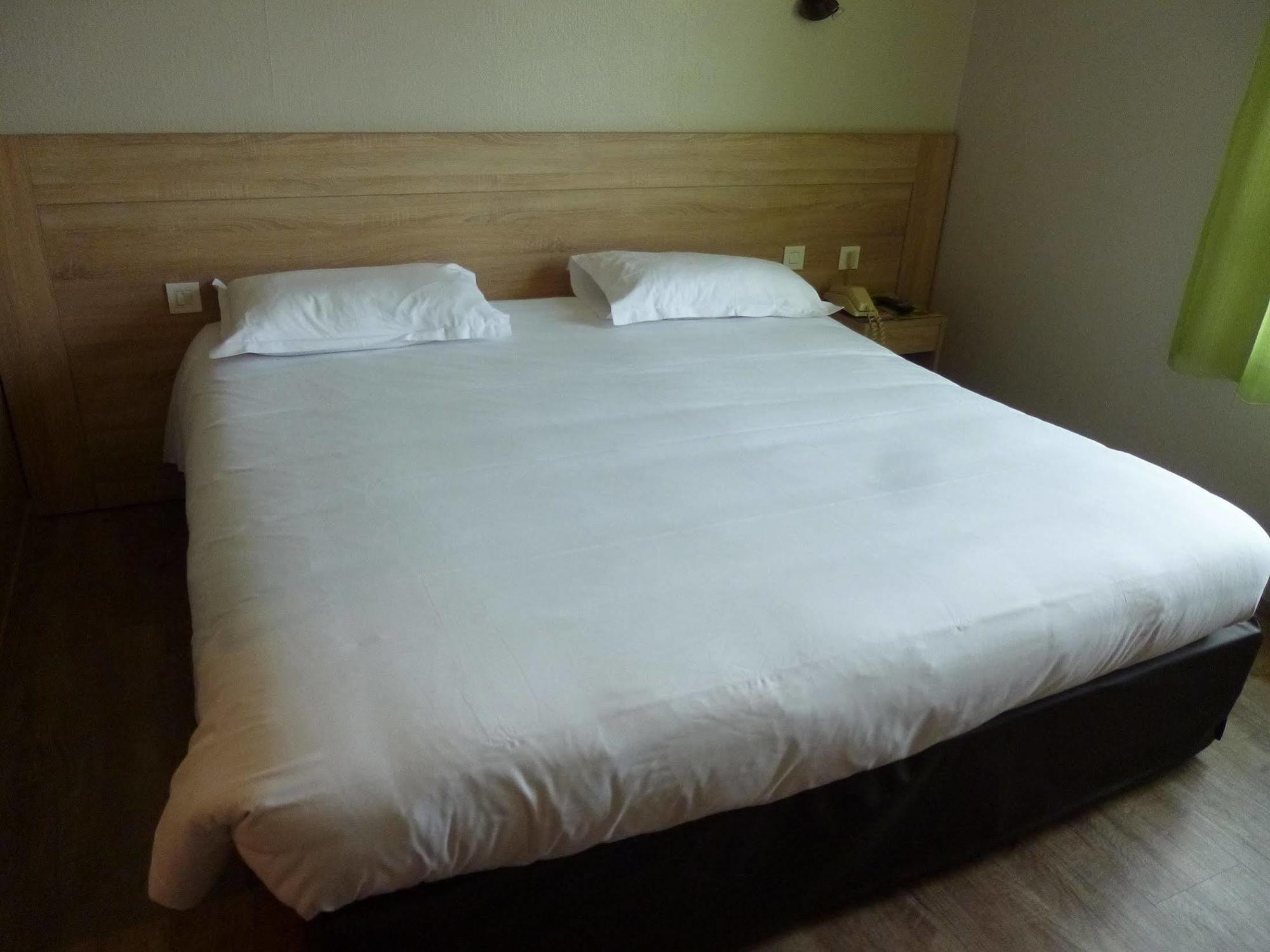 Hotel Le Chatard Sarcey Bagian luar foto