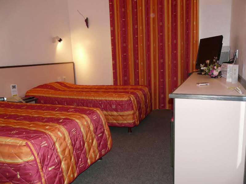 Hotel Le Chatard Sarcey Bagian luar foto